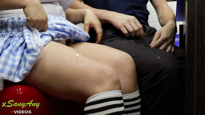 Ankizivavy mpianatra mitsangatsangana amin'ny mpiara-mianatra amin'ny entimody-xsanyAny